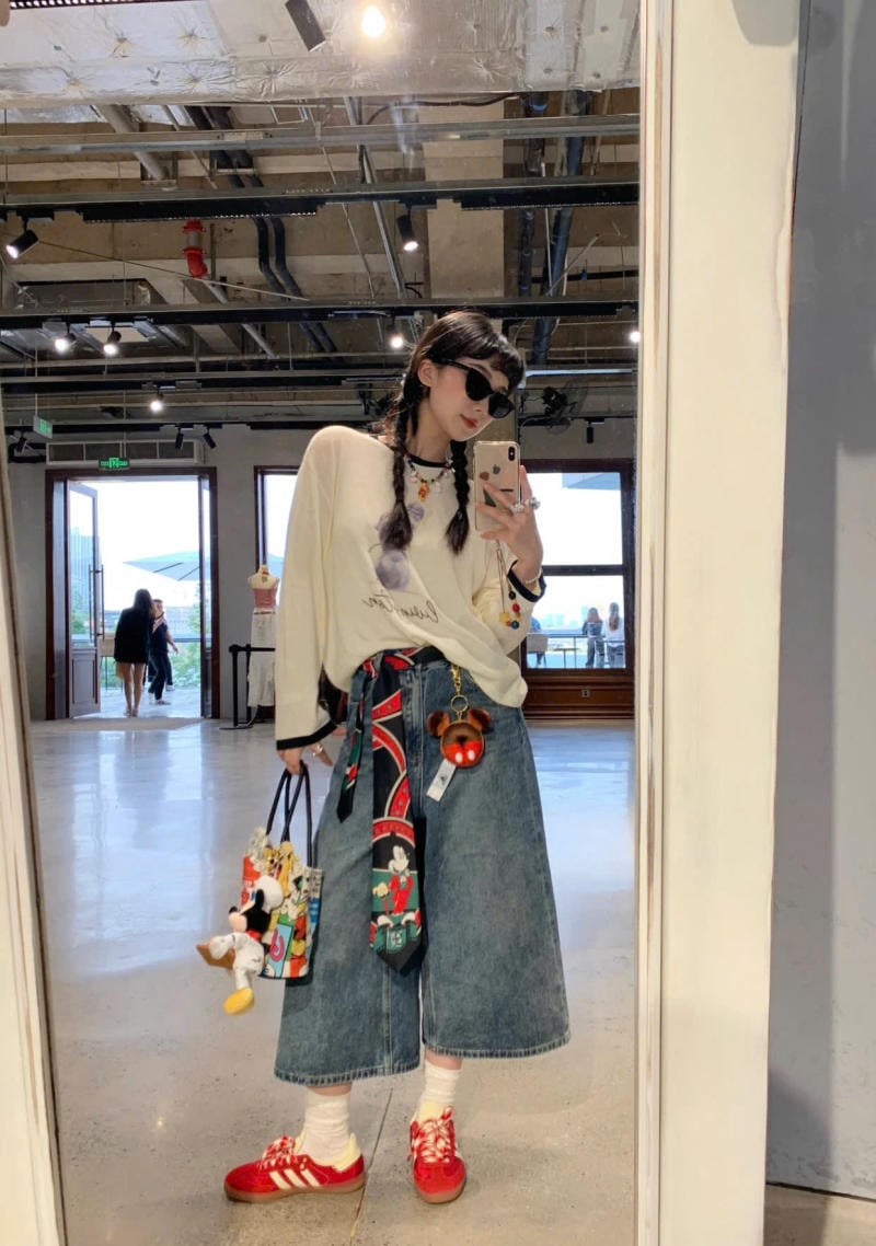 Quần jean ống rộng lửng kết hợp với áo sweater