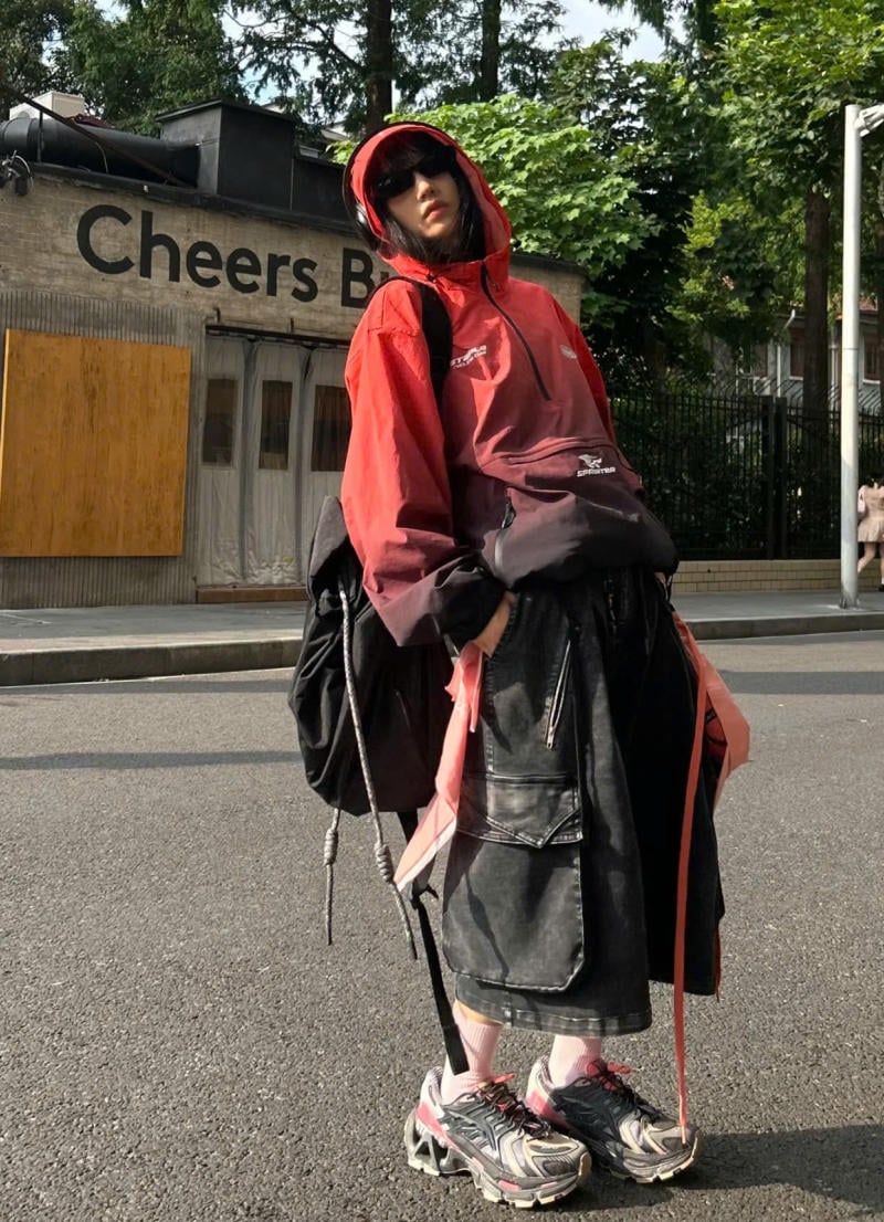 Quần jean ống rộng lửng kết hợp với áo hoodie