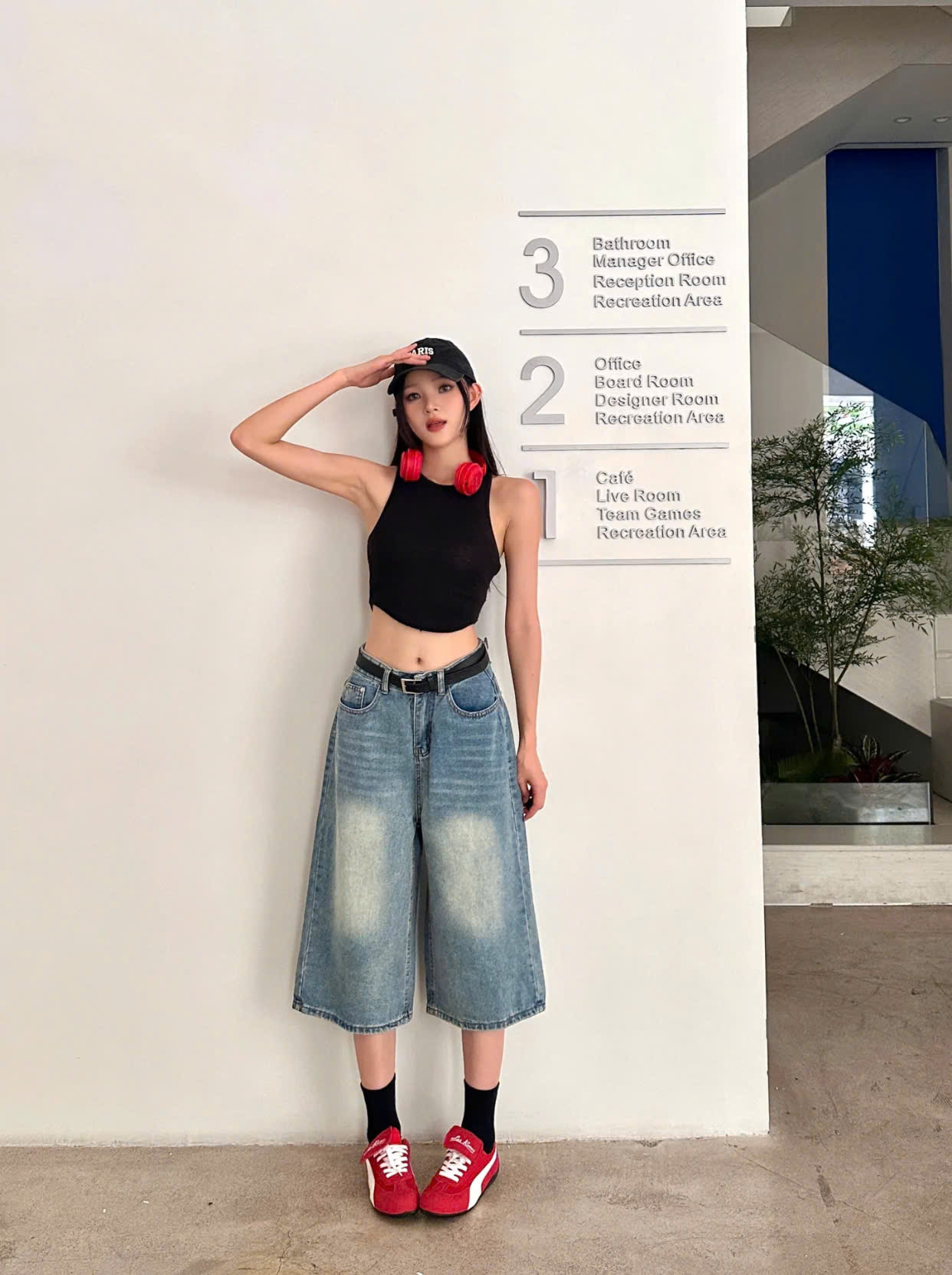 Quần jean ống rộng lửng kết hợp với áo sát nách