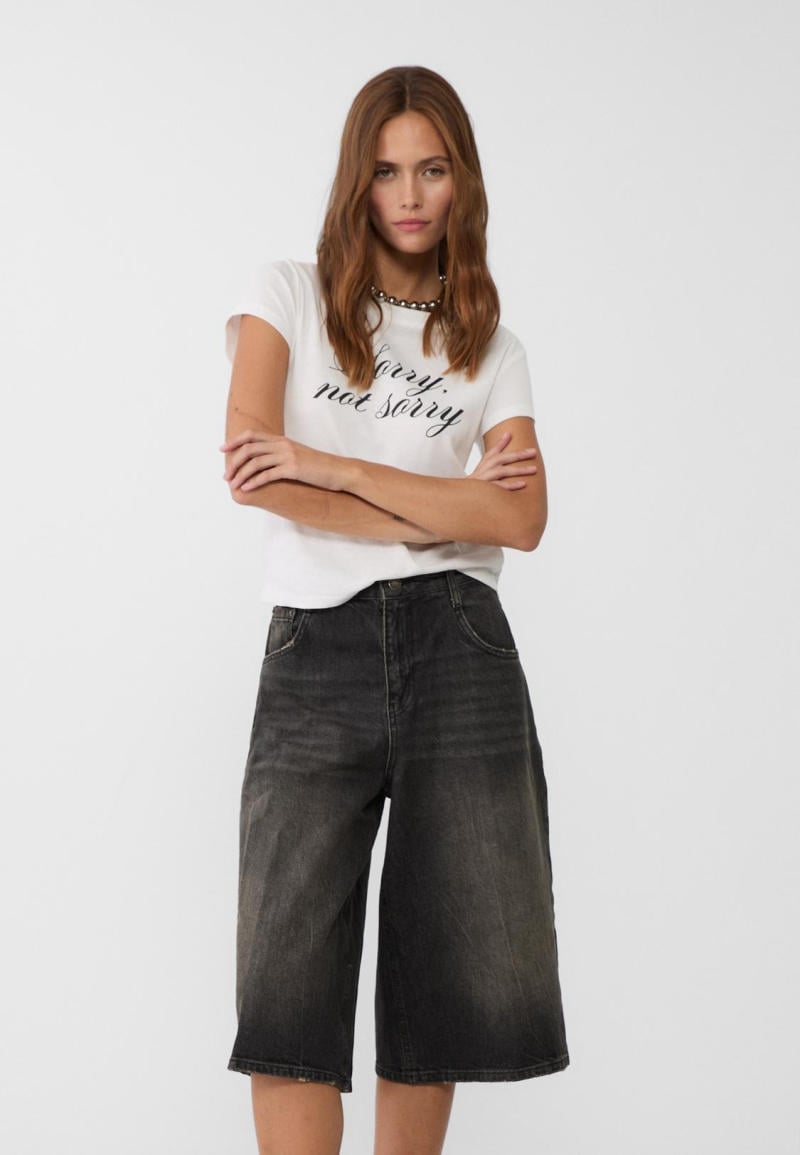 Quần Ngố Jean + Áo Thun Trắng + Sneaker