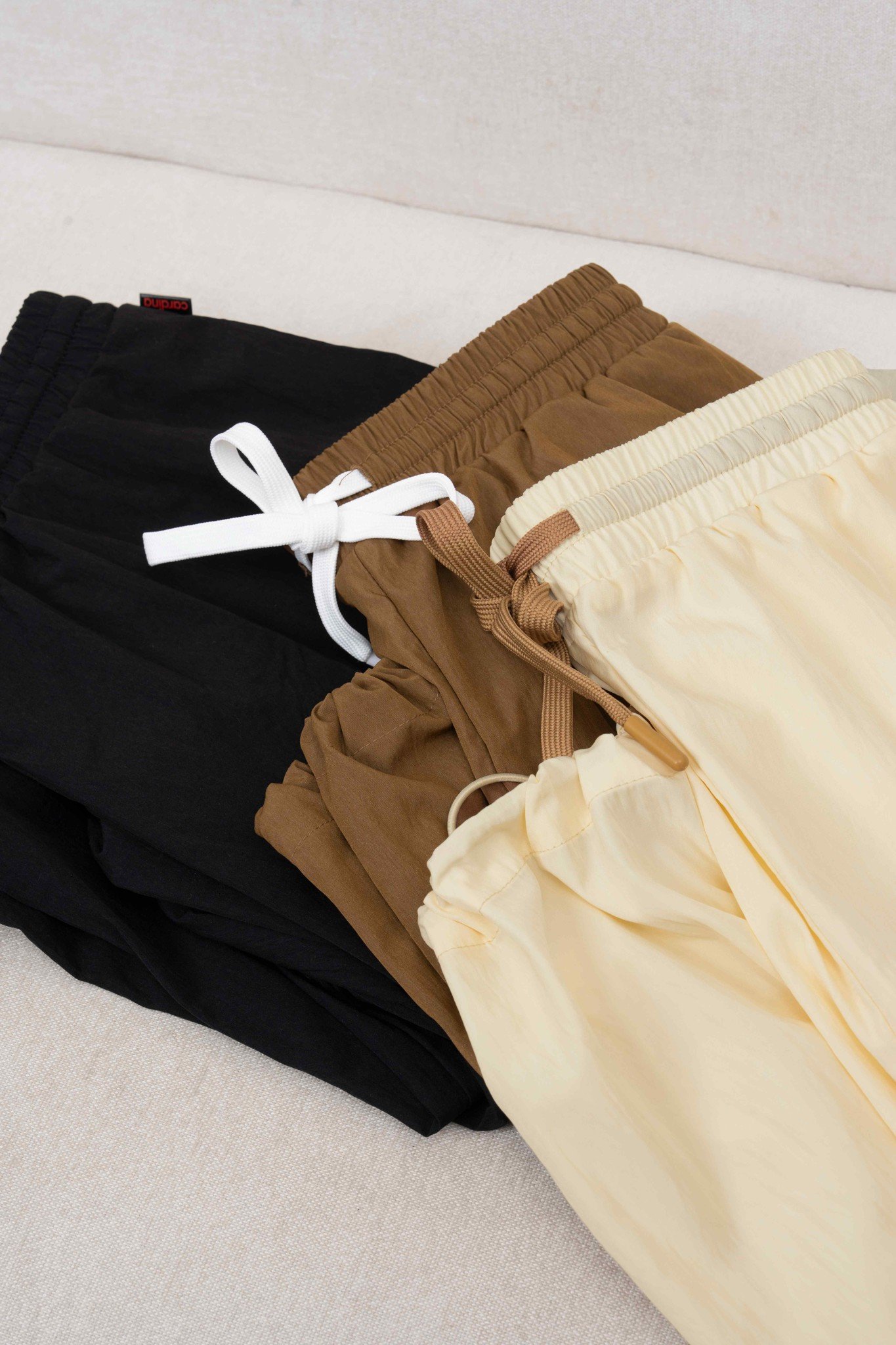 Quần gió nữ Cardina dòng casual vải thô nhẹ dáng suông rút gấu