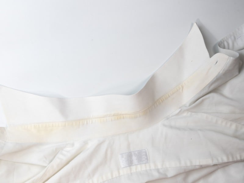 cách tẩy áo trắng bị lem màu từ áo khác