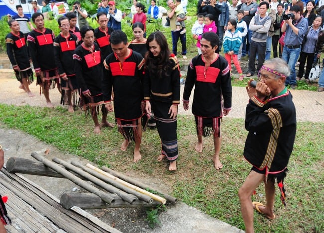 Lịch Sử Hình Thành và Phát Triển Trang Phục Tây Nguyên