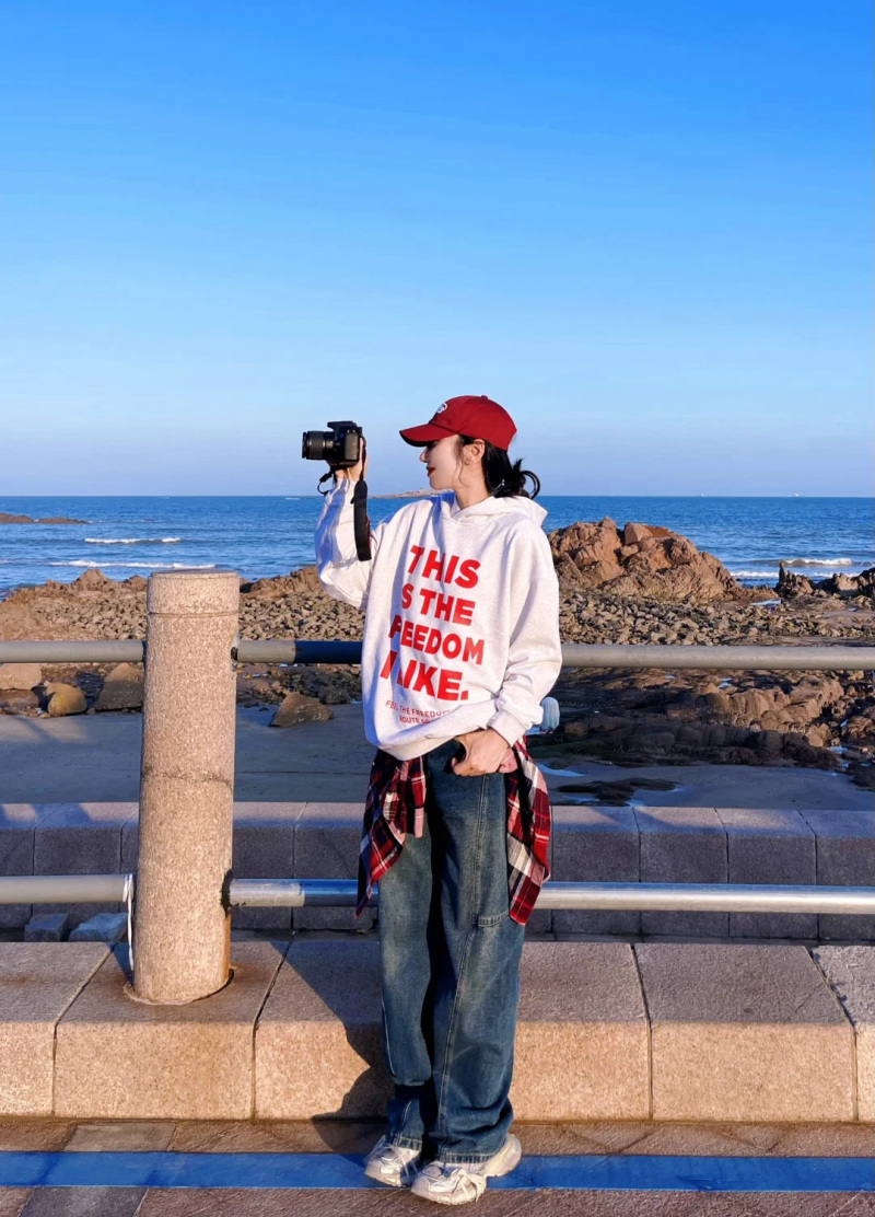 quần jean ống rộng phối với áo hoodie