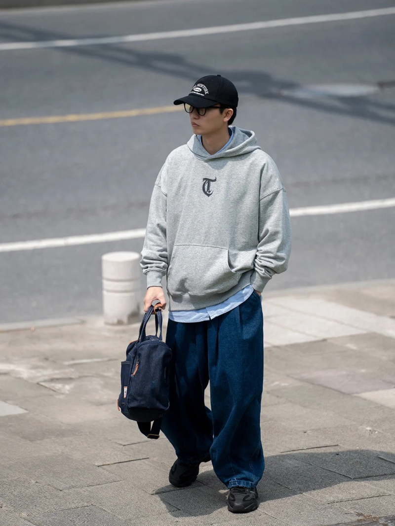 quần jean ống rộng phối với áo hoodie
