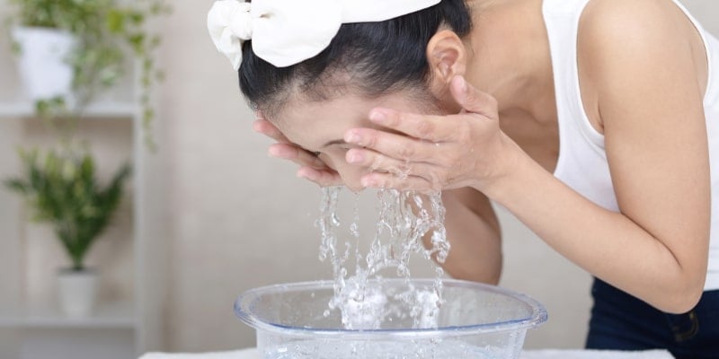 Dùng nước mát để làm dịu làn da