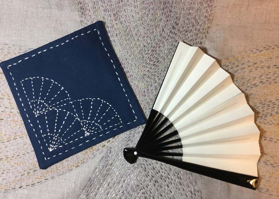Vải chàm và chỉ trắng