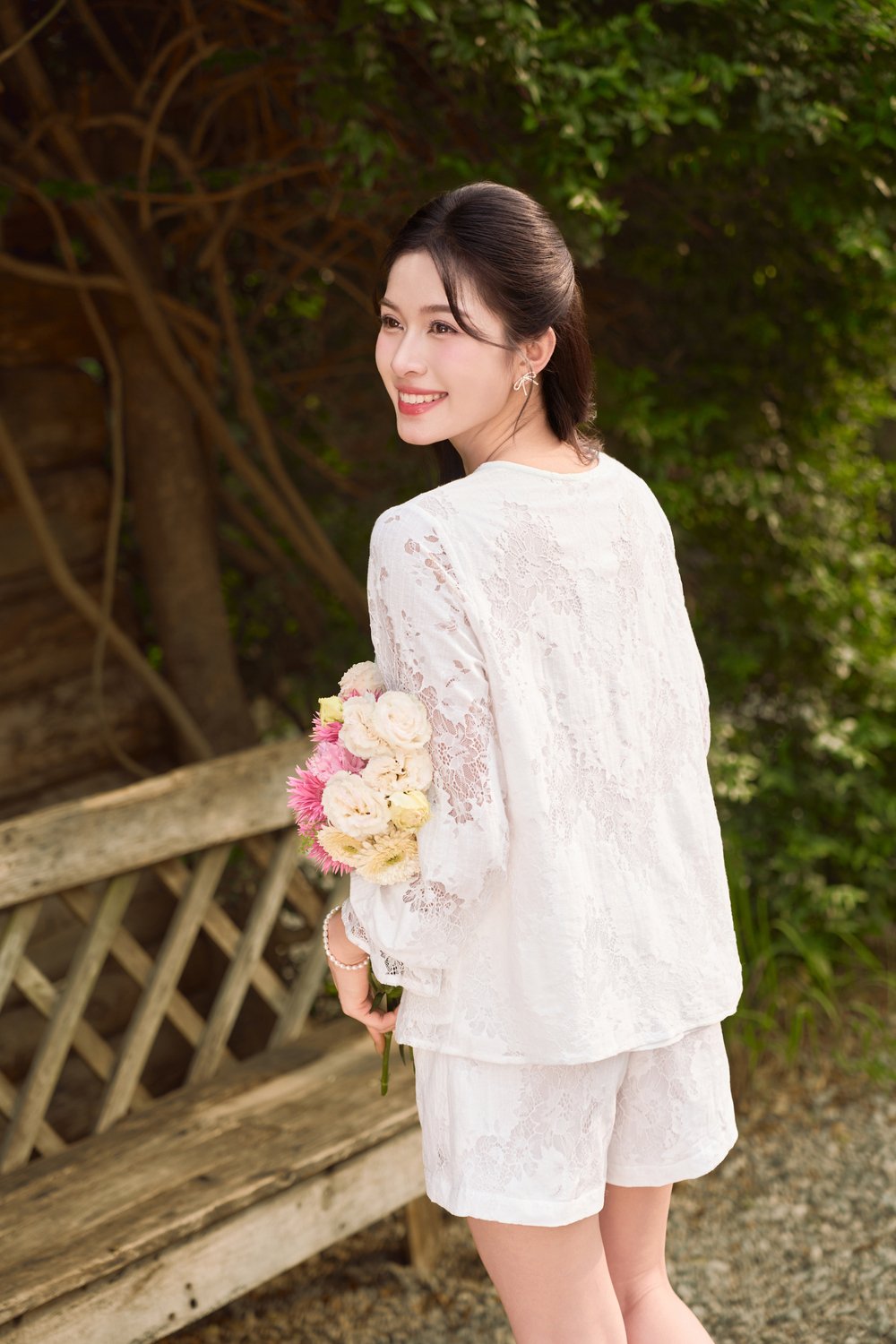 Áo ren thêu tay cách điệu