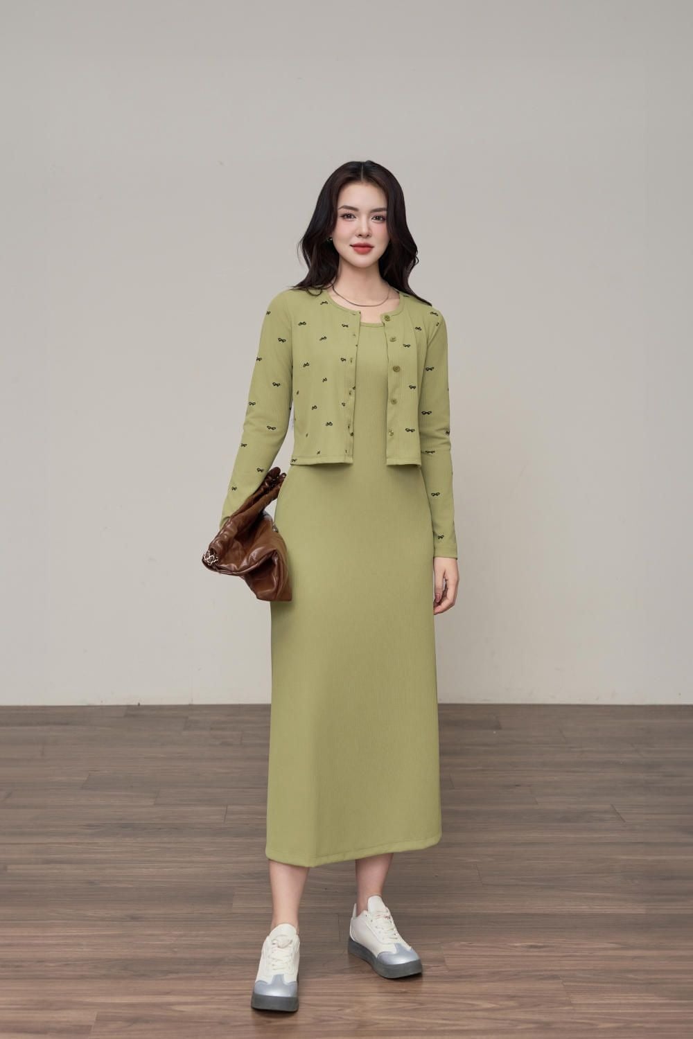 Dịu dàng hết mực với set đầm và áo khoác len