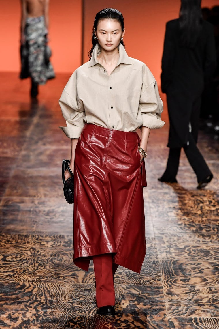 Phong cách skirts-over-pants là gì?