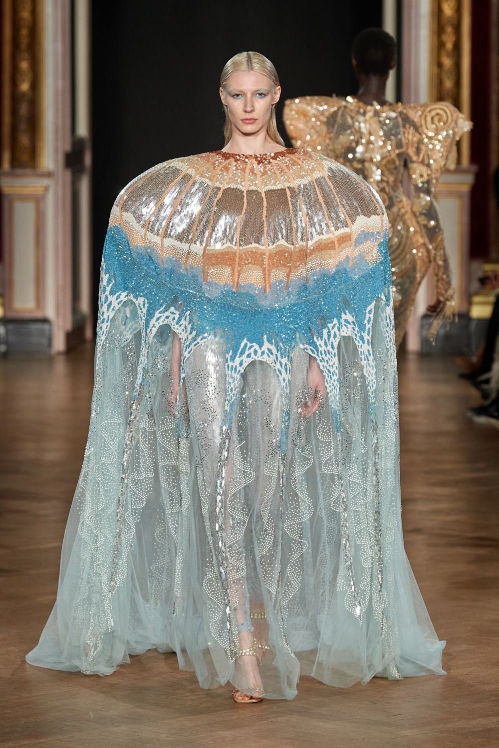 Lịch sử và nguồn gốc của Surrealist Fashion
