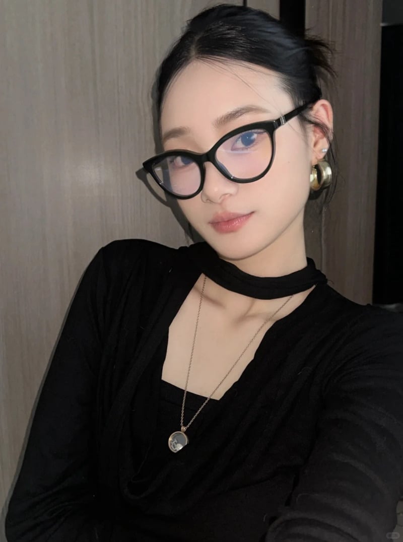 mặt kim cương đeo kính gì