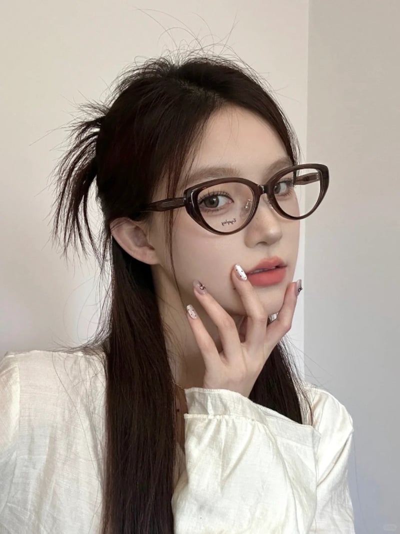 mặt kim cương đeo kính gì