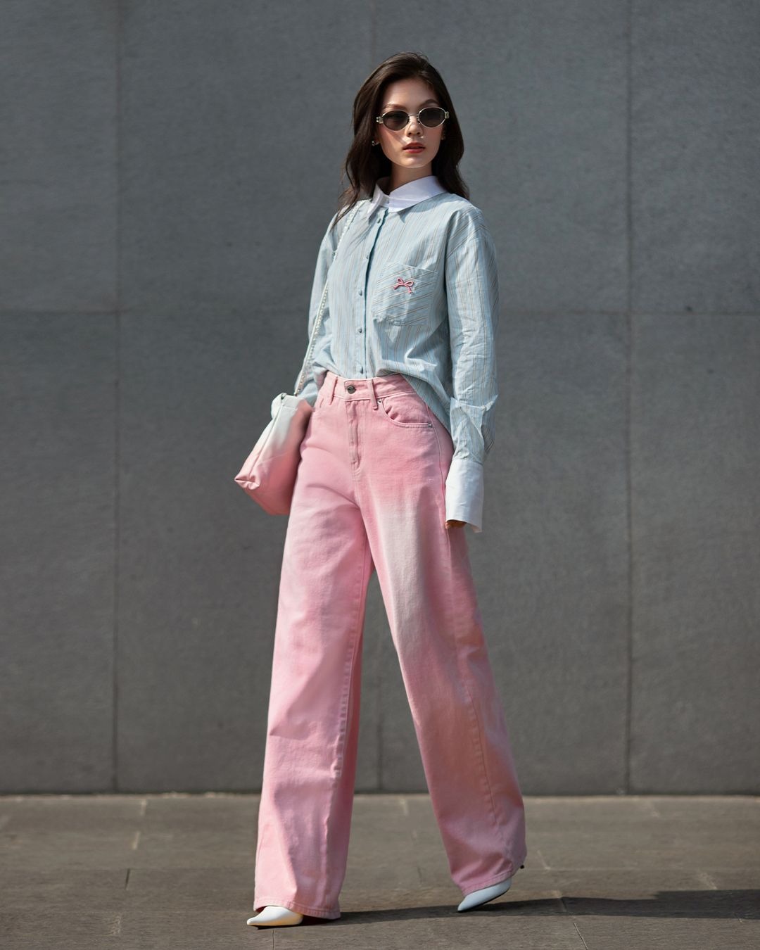 Áo màu xanh dương phối với quần màu hồng nhạt