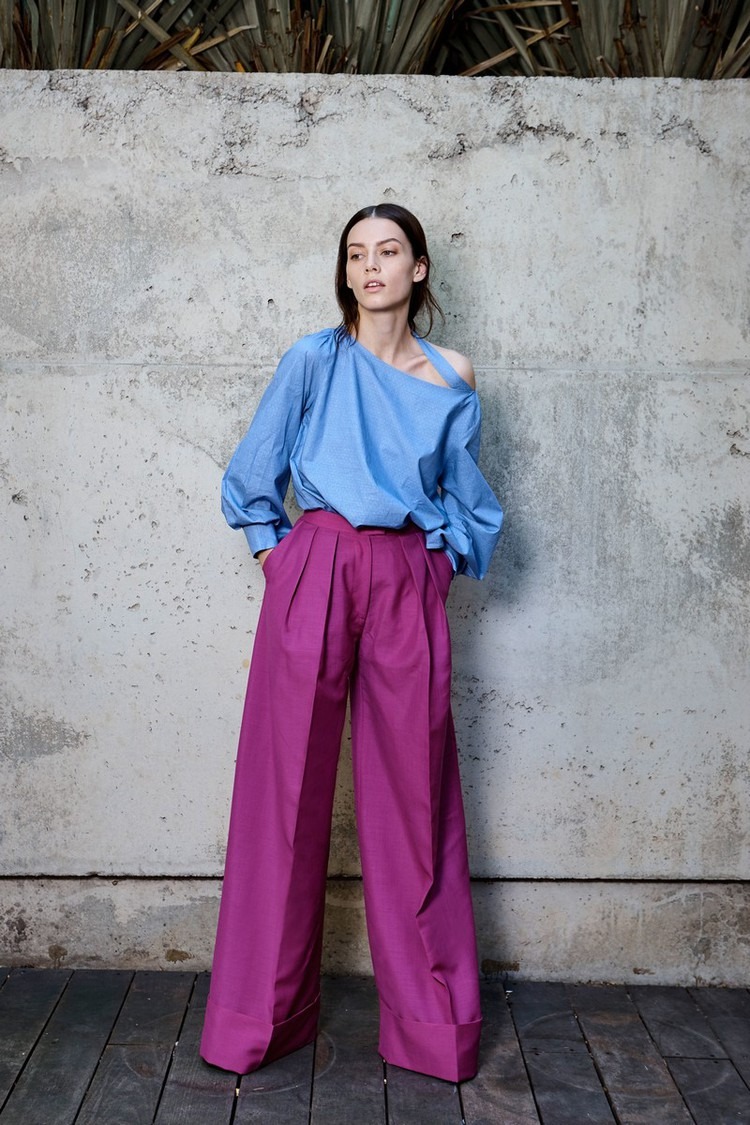 Áo màu xanh dương phối với quần màu tím