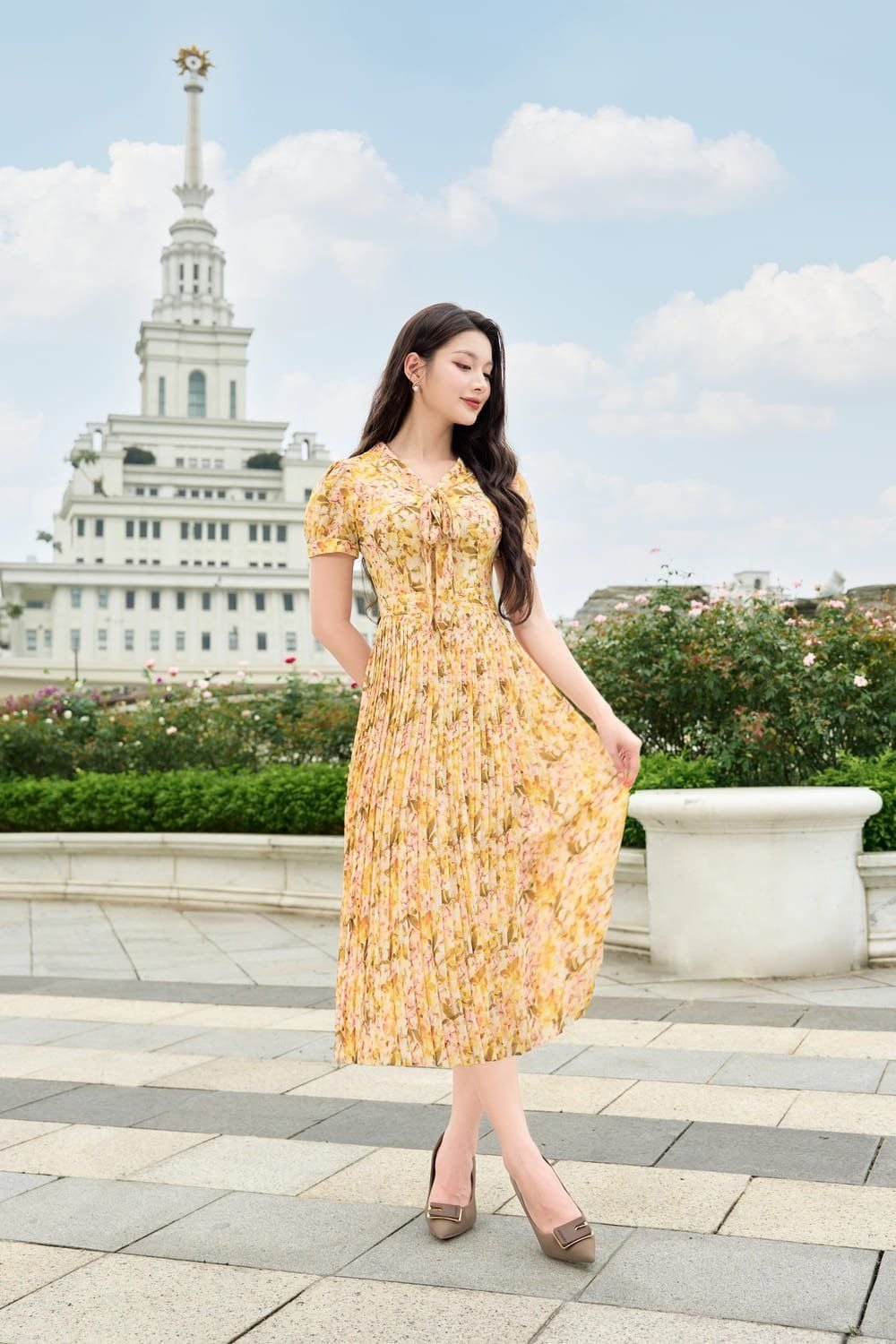 Đầm voan xếp ly hoa nhí dáng midi cổ nơ màu vàng
