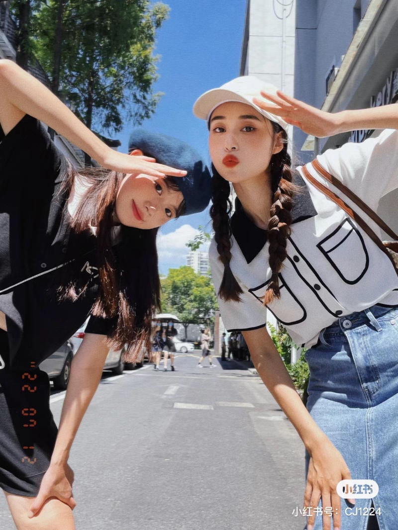 tạo dáng chụp ảnh 2 người nữ