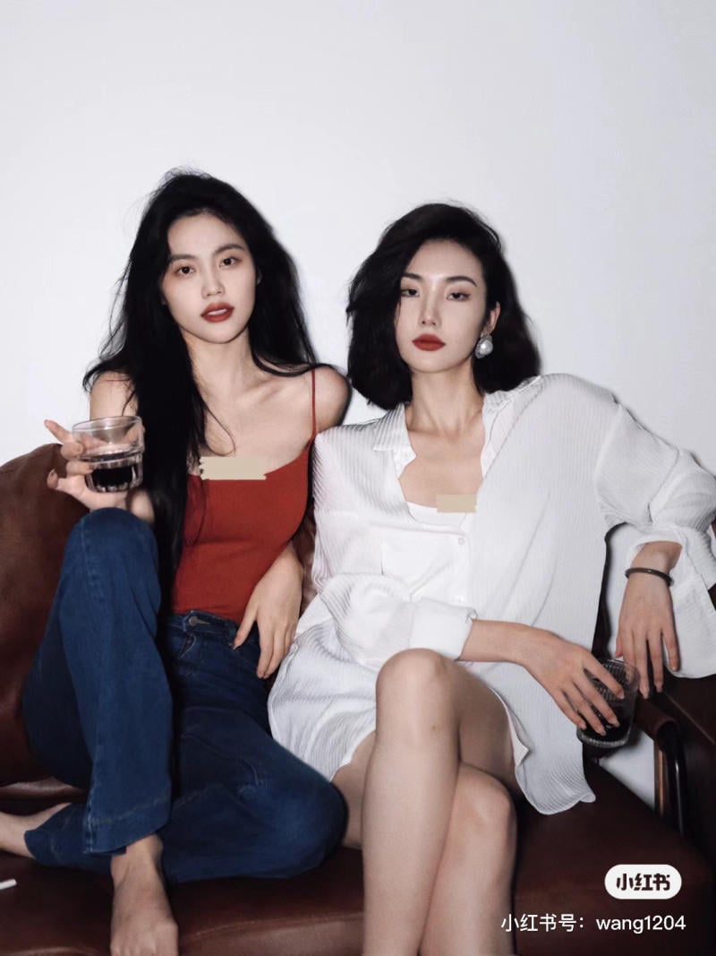 tạo dáng chụp ảnh 2 người nữ
