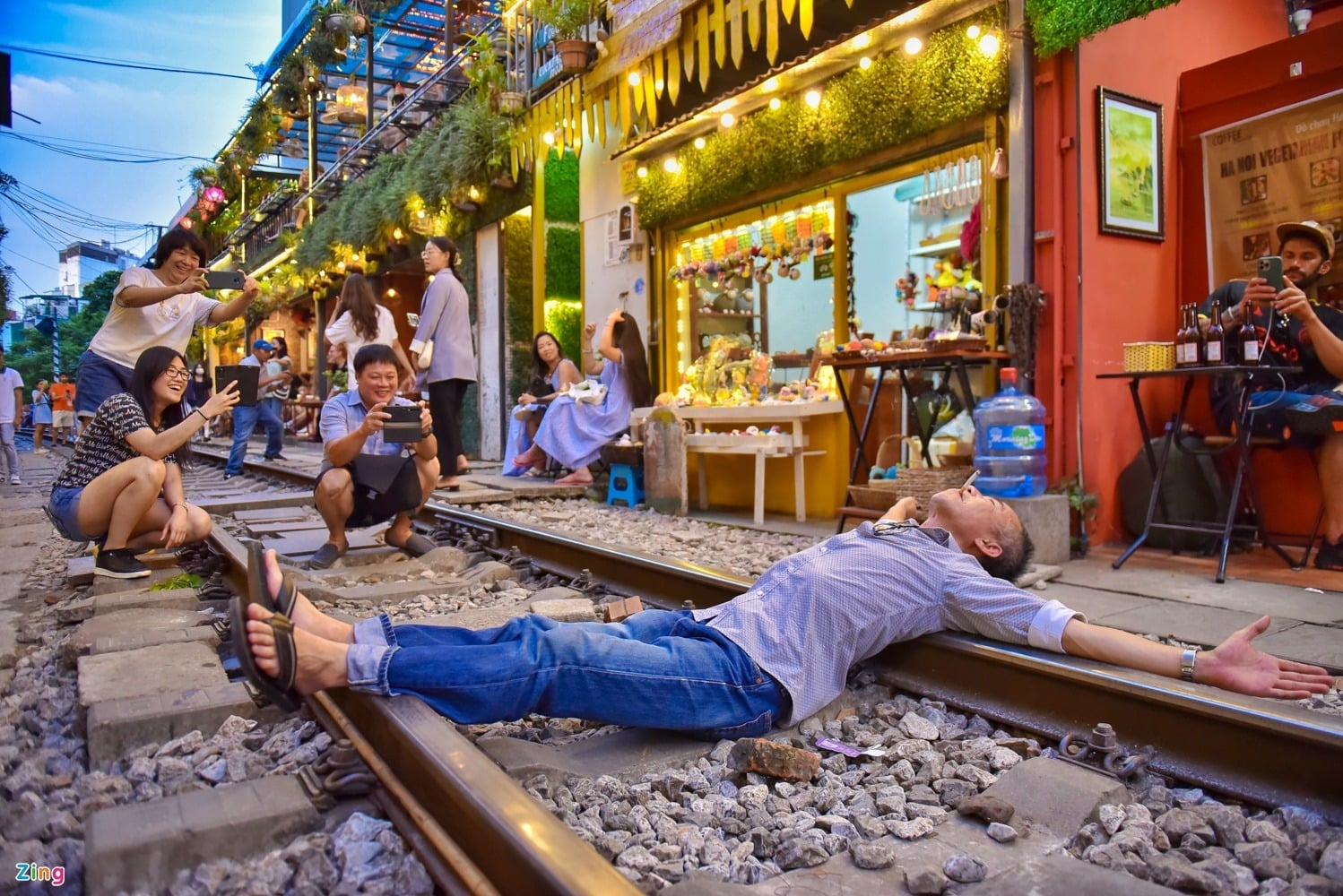 Lưu ý AN TOÀN TUYỆT ĐỐI khi tạo dáng chụp ảnh đường tàu