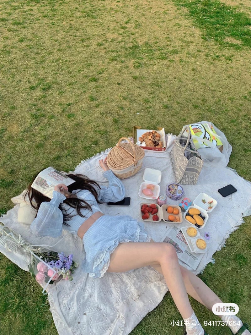 tạo dáng chụp ảnh khi đi picnic