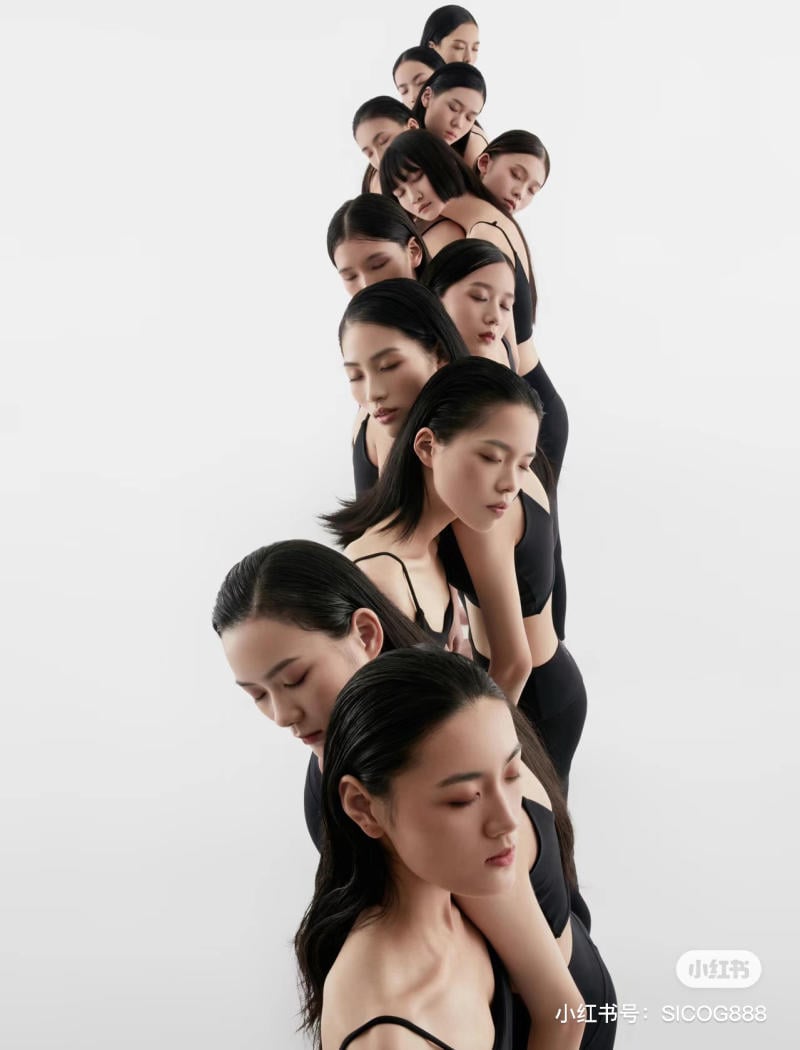 tạo dáng chụp ảnh áo dài tập thể đẹp