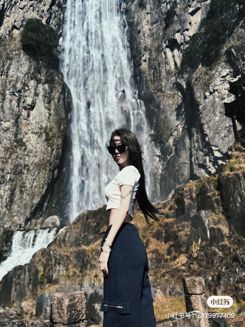 cách tạo dáng chụp ảnh với thác nước