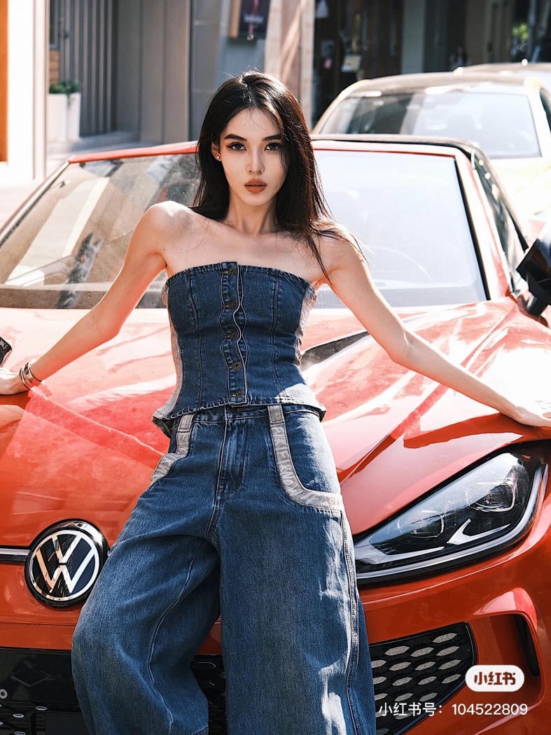 tạo dáng chụp ảnh với xe ô to