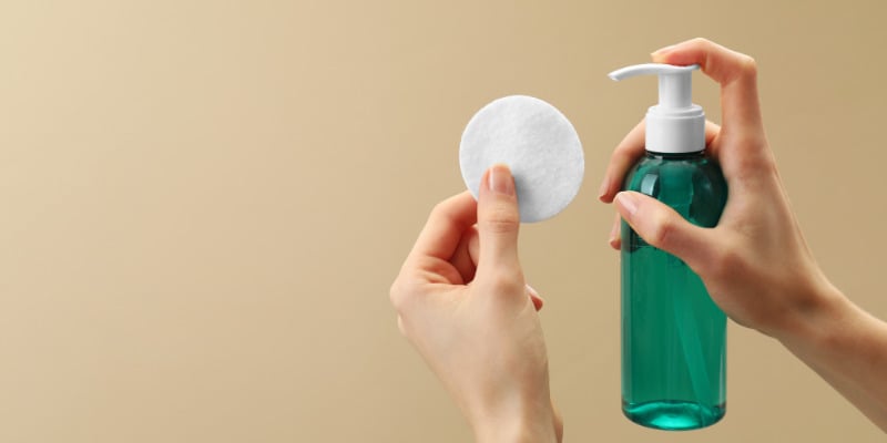 Dùng dung dịch tẩy keo chuyên dụng (Sticker Remover)