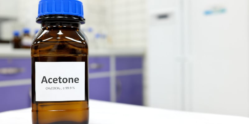 Dùng nước rửa móng tay (Acetone)