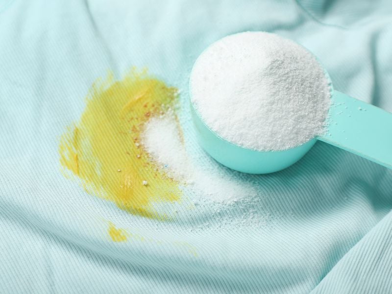 cách tẩy vết dầu mỡ trên quần áo