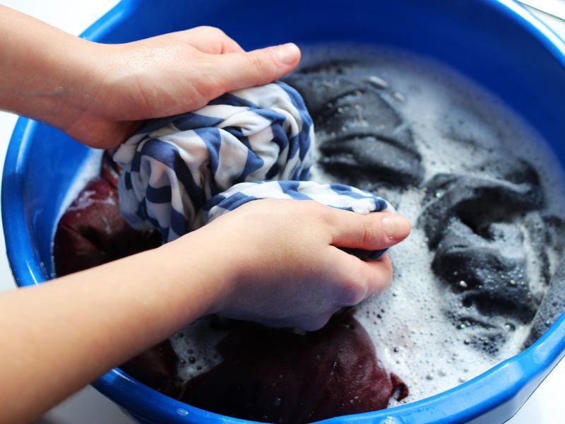 cách tẩy vết dầu mỡ trên quần áo