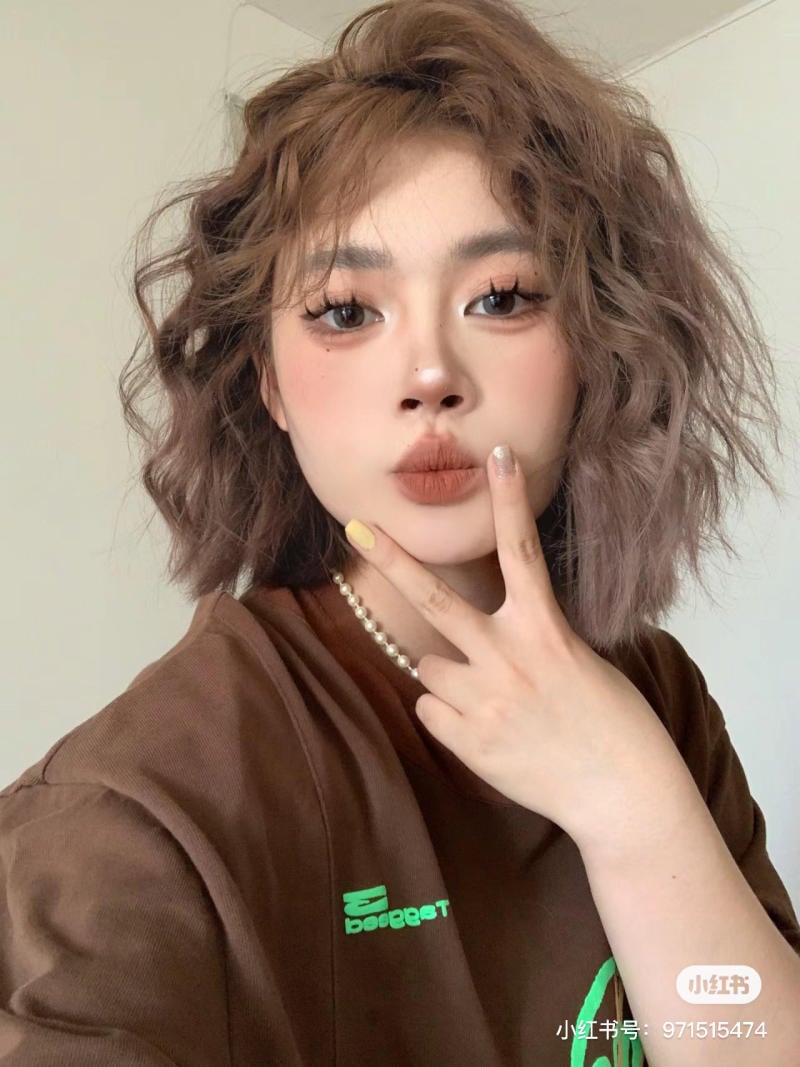 mẫu tóc uốn ngắn