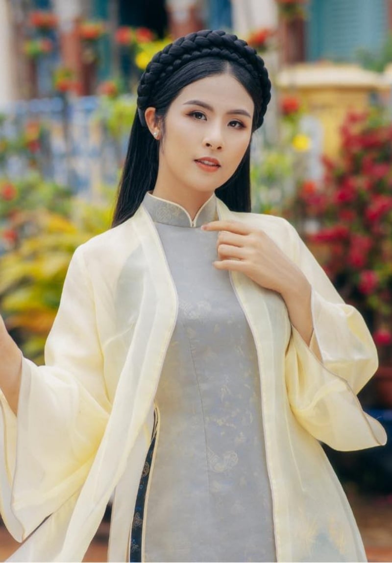 Mái tóc đen dài suôn mượt làm nên vẻ đẹp vượt thời gian của phụ nữ Việt