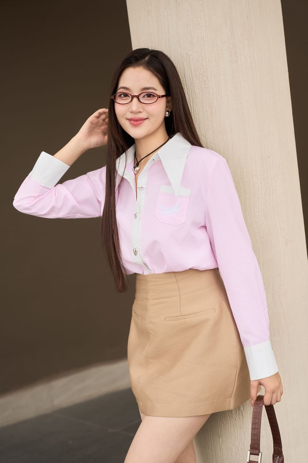 Áo sơ mi sọc hồng và chân váy chữ A