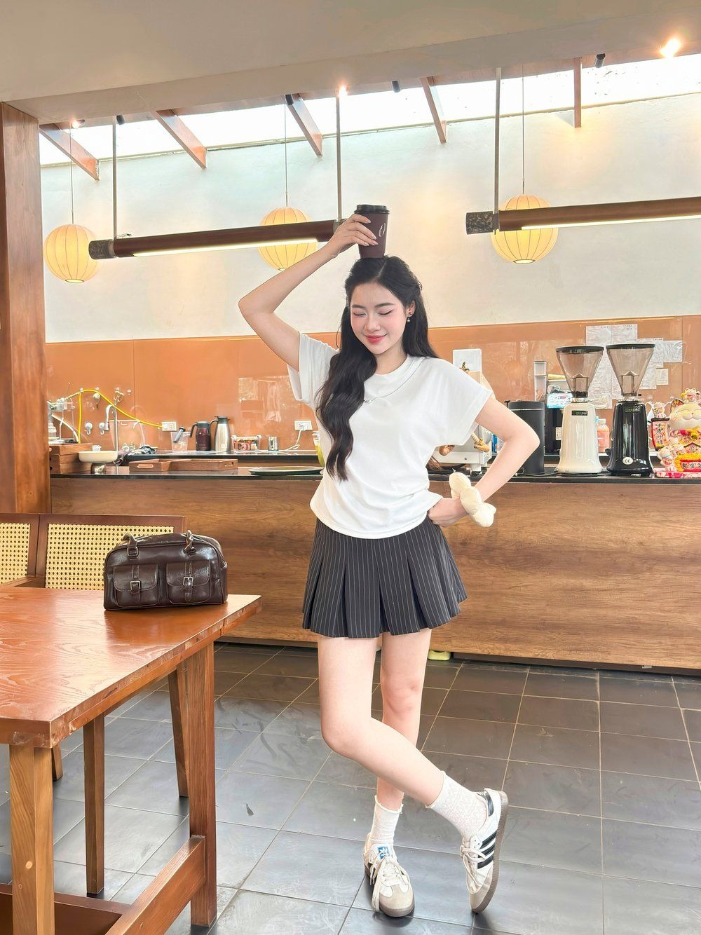 Áo phông trắng và chân váy xếp ly