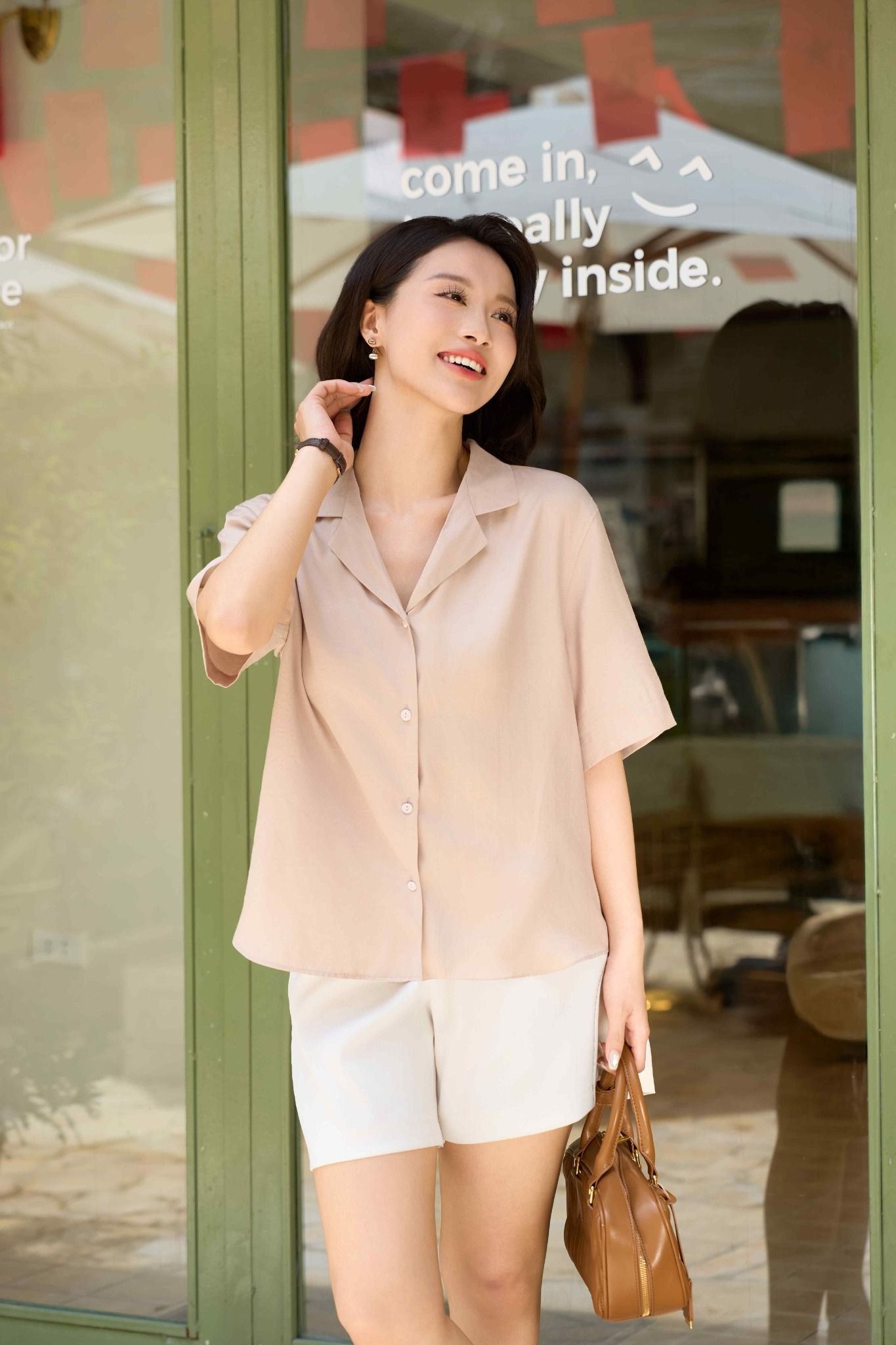 Áo sơ mi basic và quần shorts