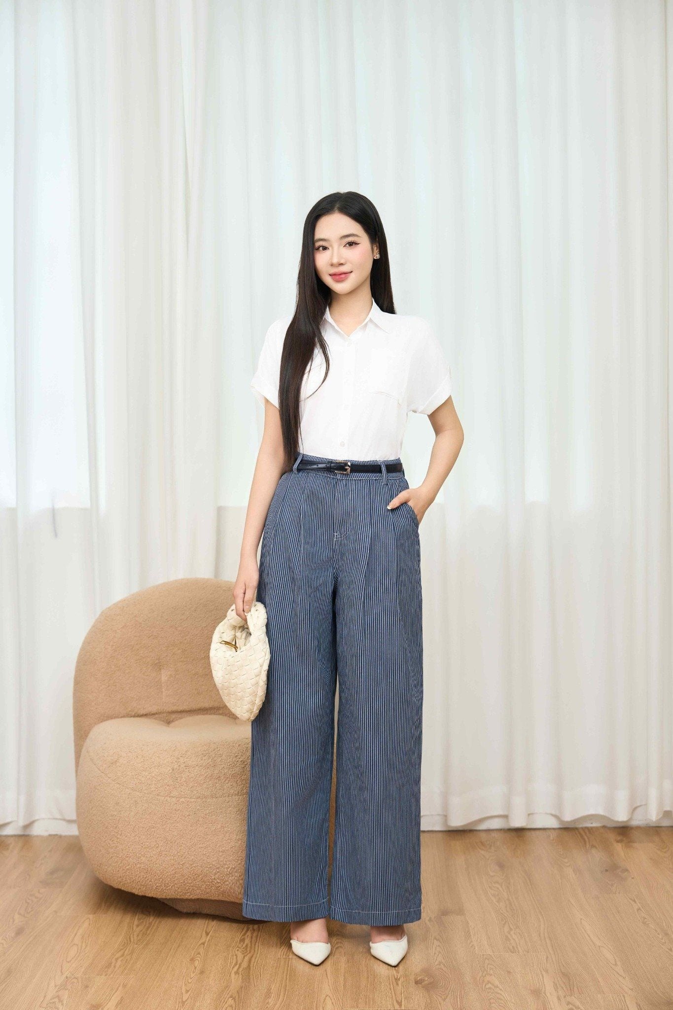 Quần ống rộng và áo sơ mi trắng