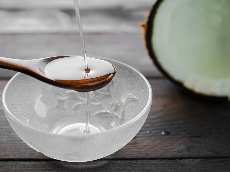 cách ủ tóc bằng dầu dừa trước khi gội đầu