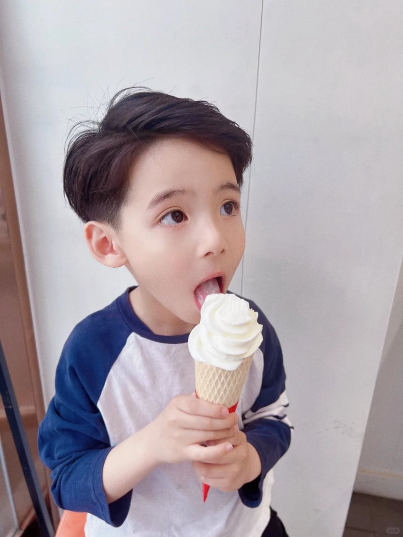 các kiểu tóc xoăn đẹp cho bé trai