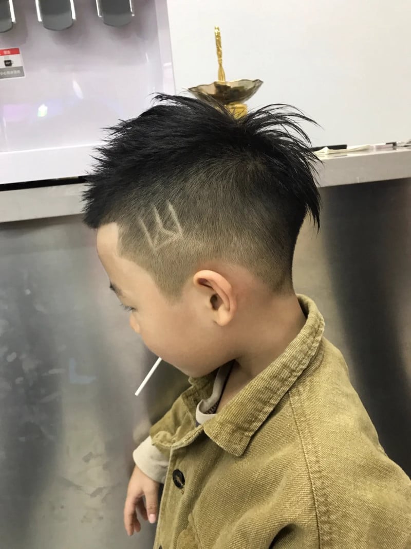 các kiểu tóc xoăn đẹp cho bé trai