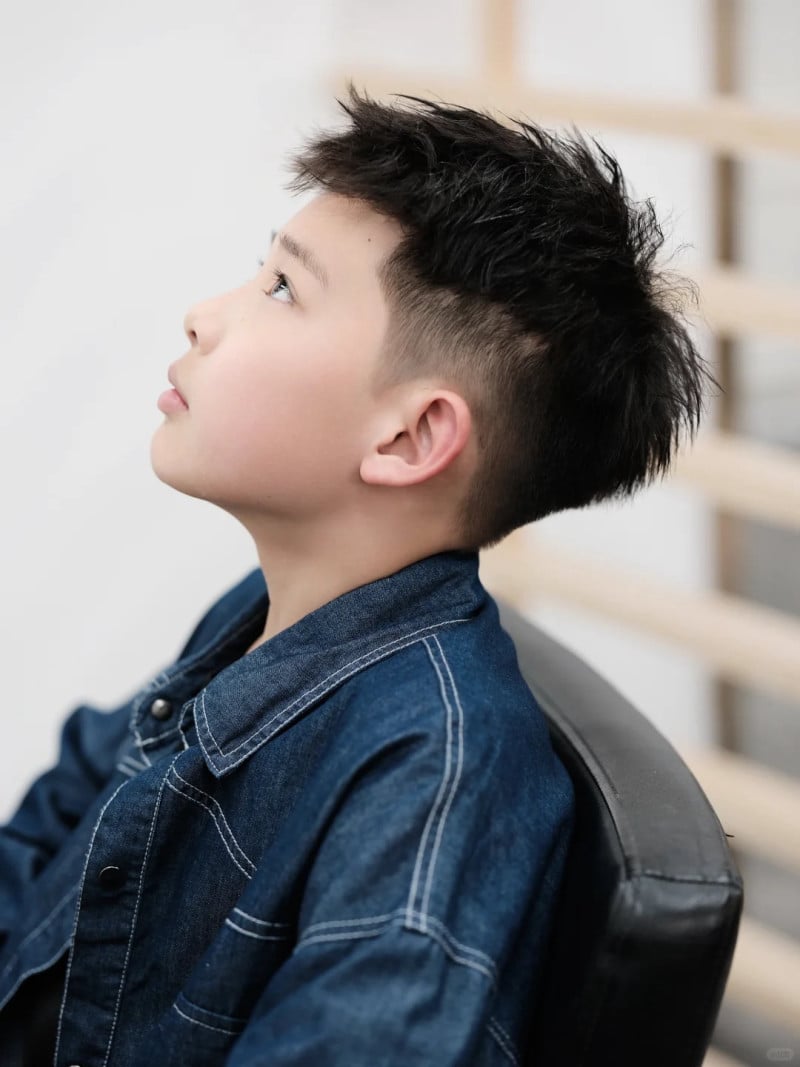 các kiểu tóc xoăn đẹp cho bé trai