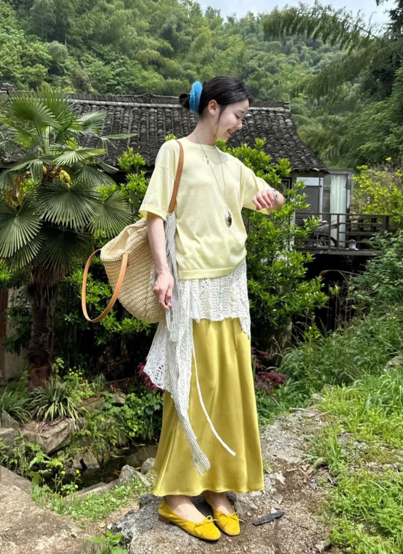 Chân váy màu vàng kết hợp với áo màu gì