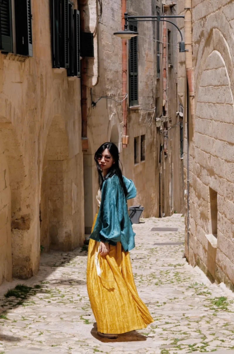 Chân váy màu vàng kết hợp với áo màu xanh ngọc