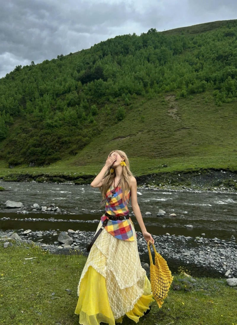 Chân váy màu vàng kết hợp với áo màu gì