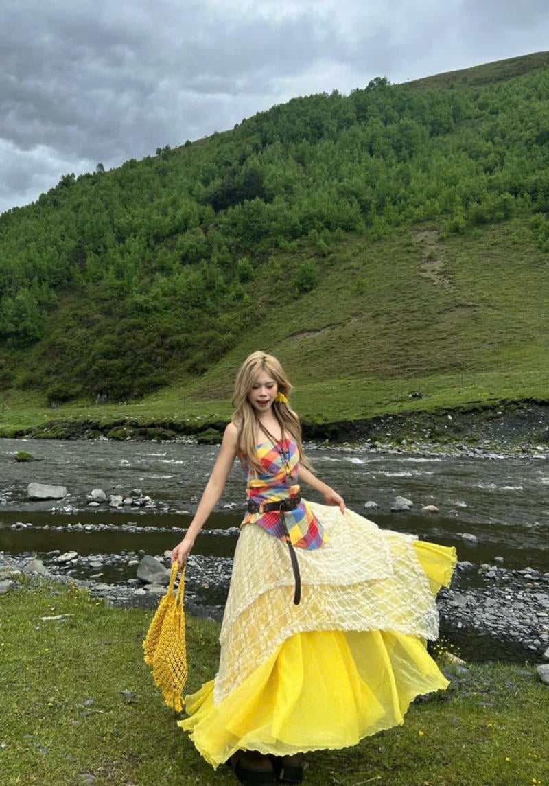 Chân váy màu vàng kết hợp với áo màu gì