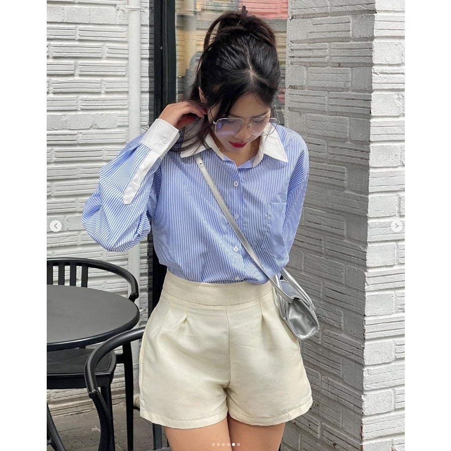 Áo sơ mi kẻ sọc xanh trắng cổ vest cách điệu + quần shorts màu nude