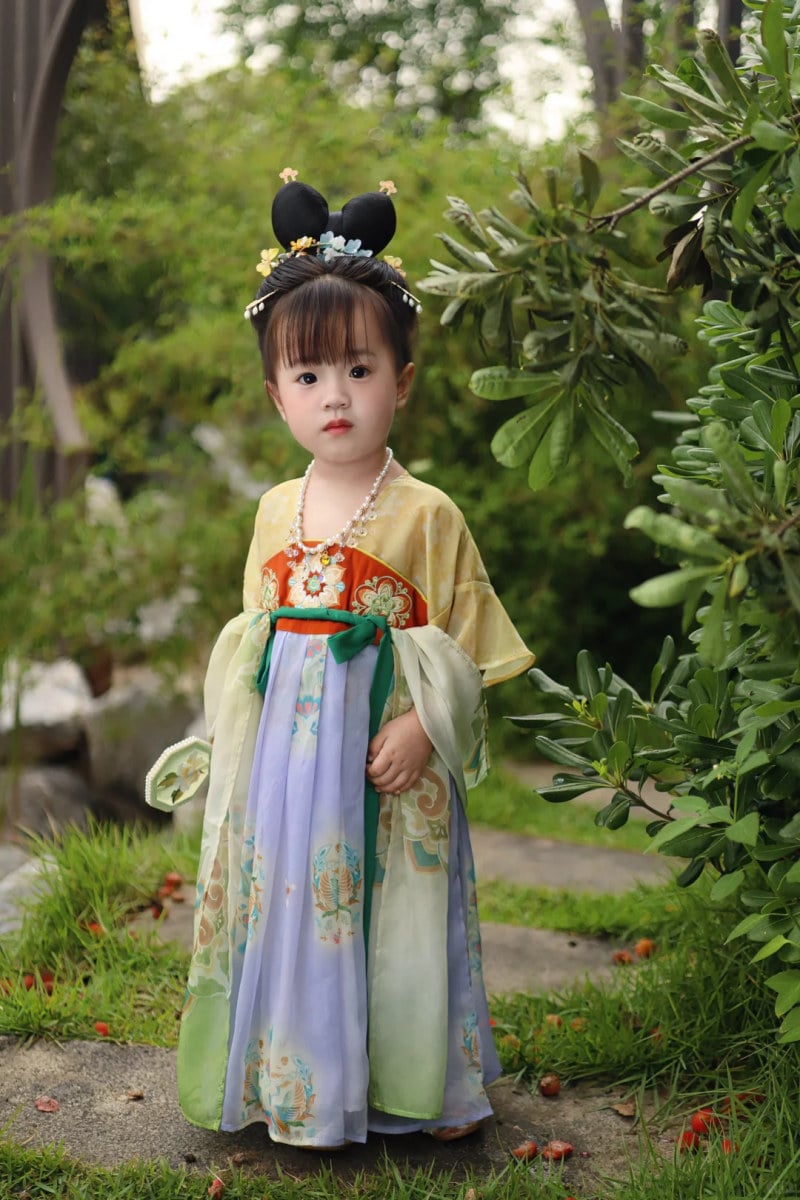 buộc tóc cho bé gái