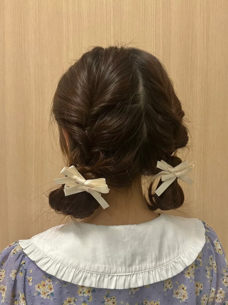 buộc tóc cho bé gái
