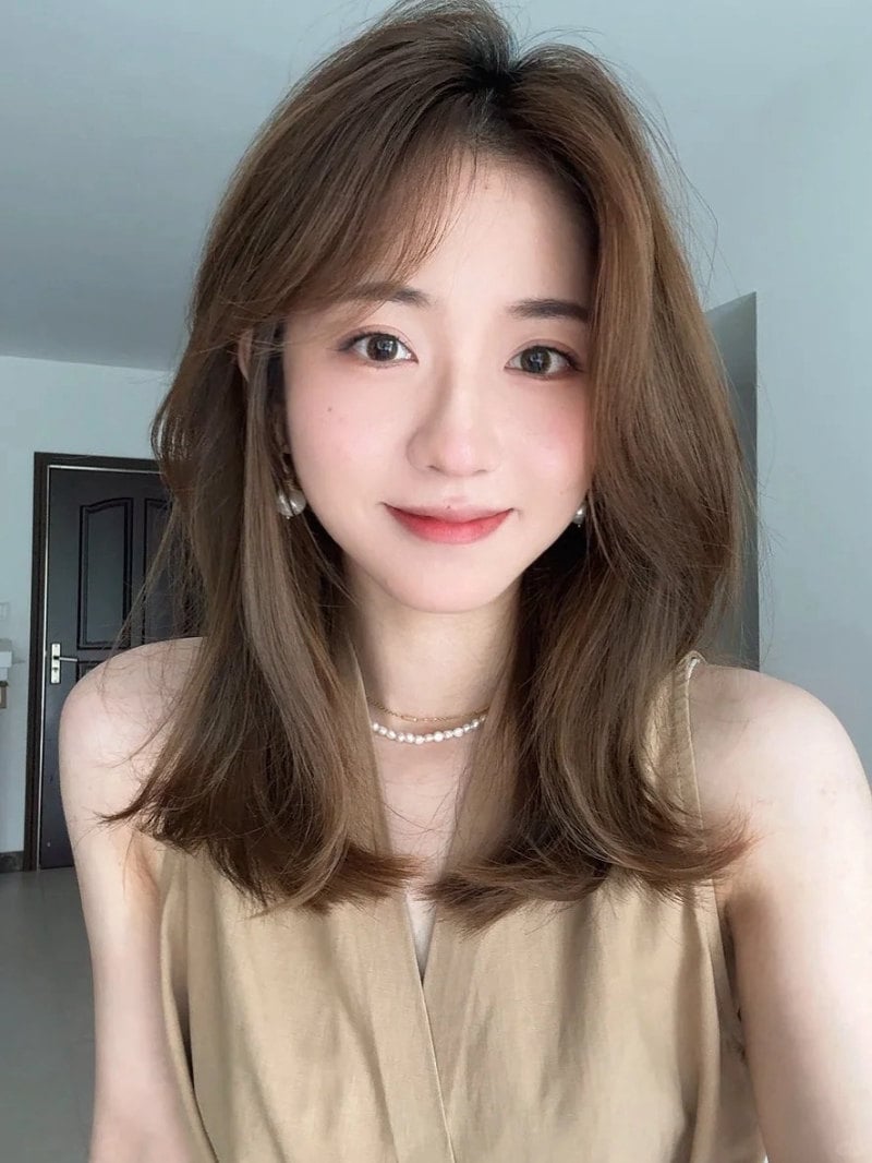 kiểu tóc uốn ngang vai trẻ trung
