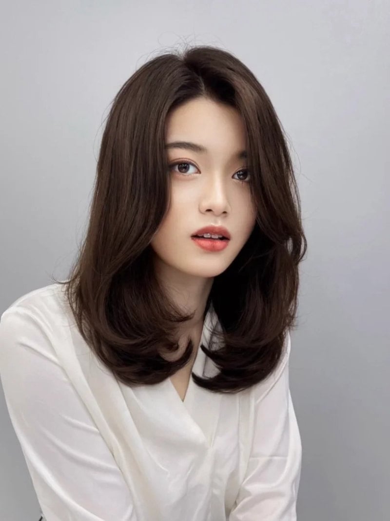 kiểu tóc uốn ngang vai trẻ trung